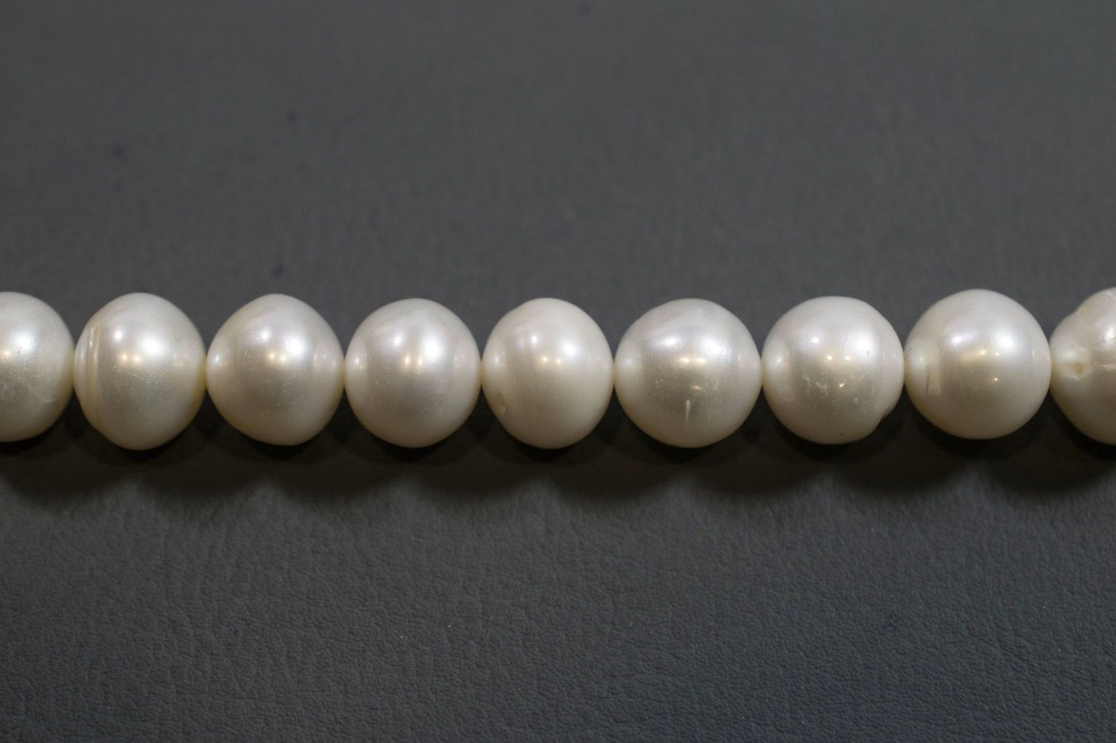 Perlenstrang Weiß rund mit hohem Lüster in 13-15 mm